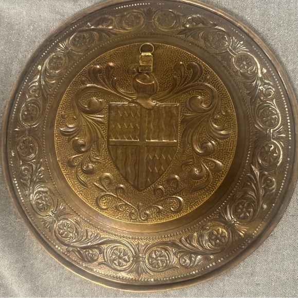 Vintage Brass Decor Plates. Renaissance Coat of Arms set of 2 - Picture 4 of 8